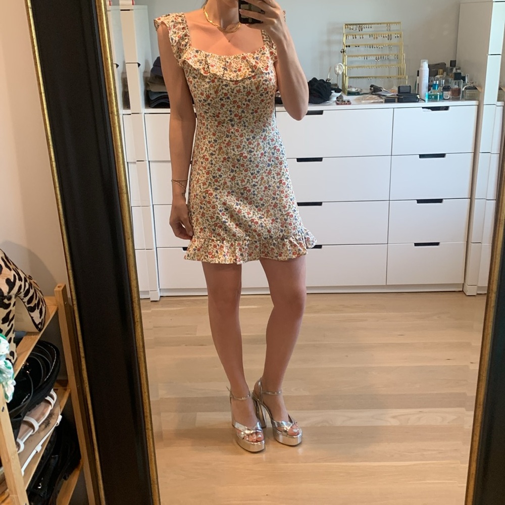 Floral ruffle mini dress white with pink flowers